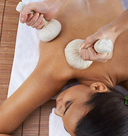 Massage-pochons-aux-herbes-de-Thailande.jpg